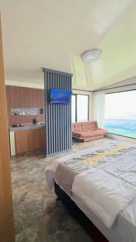 Tempat staycation yang wajib dikunjungi di Bandung.Kapan lagi staycation ngeliat jendela aja seluruh keindahan Bandung keliatan 😍 #staycation #staycationbandung #bandung #bandunghits #bandung360 #bandunginfo #villabandung 