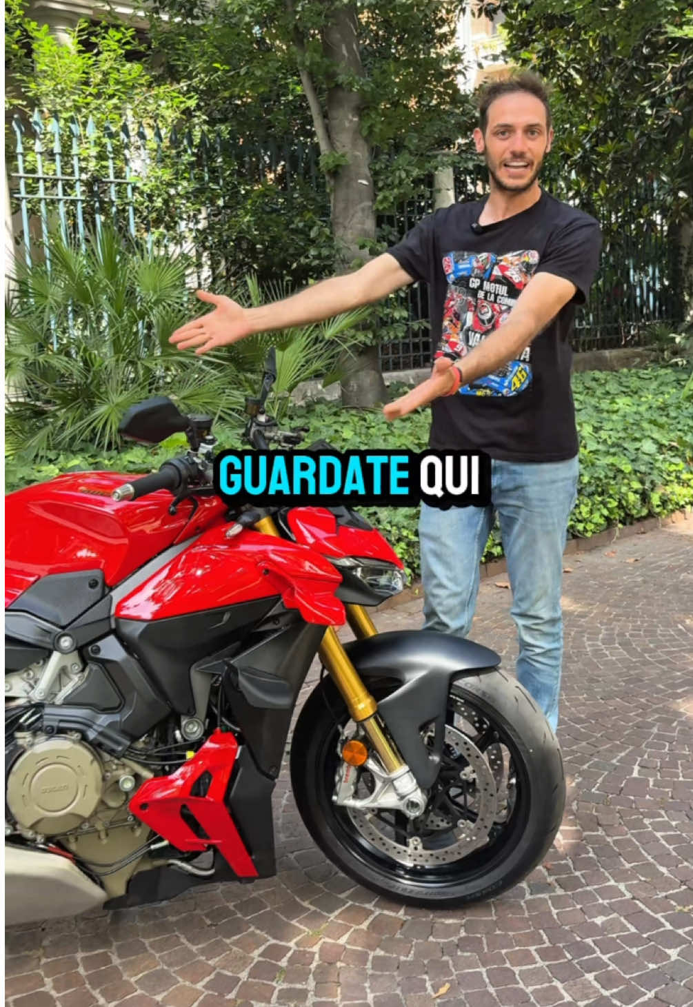 Le raffinatezze della Ducati Streetfighter V4S . . . #ducatistreetfighterv4s #insella #insellagarage