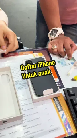 Ibu papa guna android sahaja, tapi daftar iPhone Ansuran untuk anak as a gift. #umobile5g #umobile #ufamily128 #iphone16 