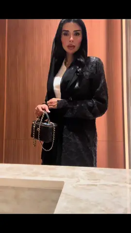 When elegance walks in, it wears an abaya🖤✨ @ASHLIENZ  #abayastyle 
