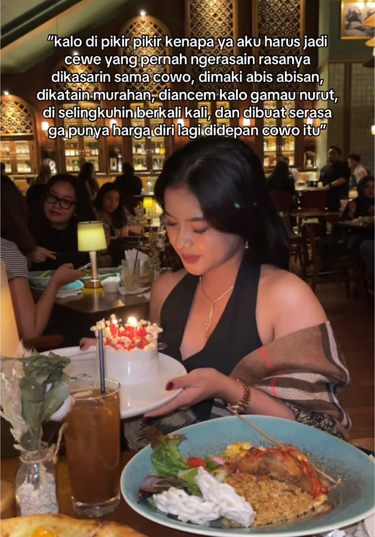 bahkan sampe detik ini pun masih suka nangisin diri sendiri yg pernah diperlakukan kaya gtu sama org yg aku sayang bgt😀