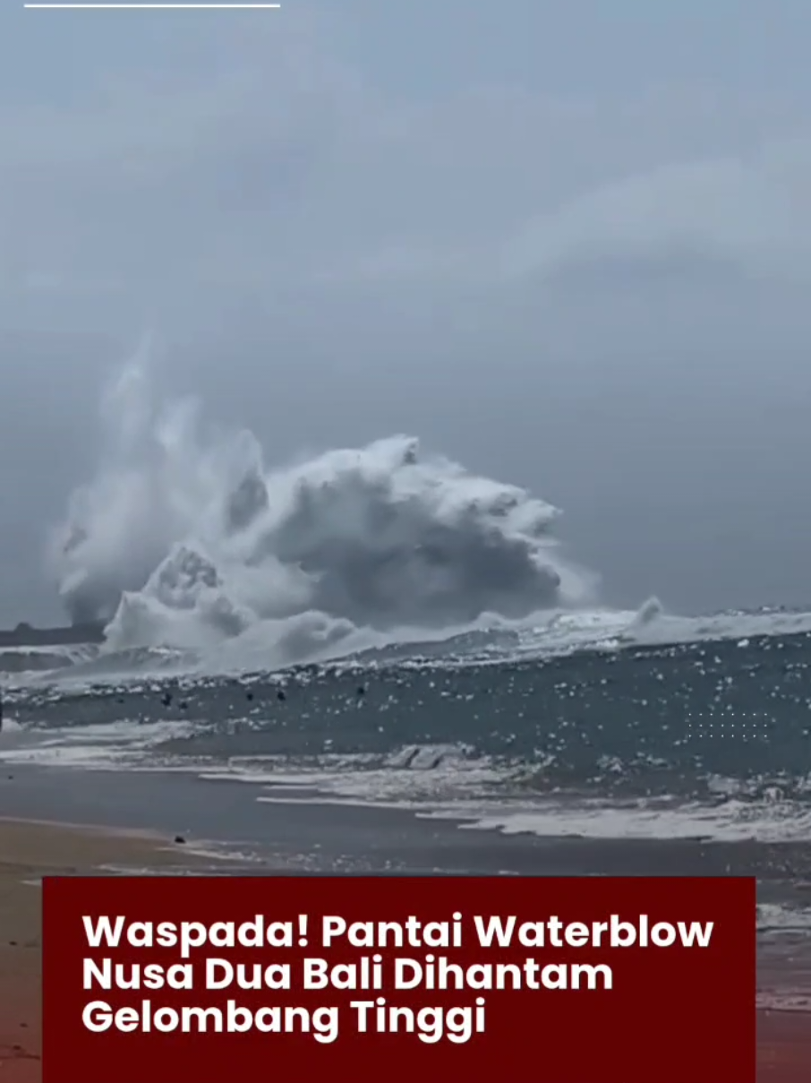 Daya Tarik Wisata (DTW) Waterblow yang belokasi di dalam kawasan The Nusa Dua, Kecamatan Kuta Selatan, Badung ditutup sementara hingga adanya pemberitahuan lebih lanjut untuk kunjungan wisatawan pada Rabu (6/8) pagi. Penutupan dilakukan sebagai langkah antisipasi menyusul terjadinya gelombang besar yang menghantam area tersebut hingga melewati pintu masuk kawasan. Dari informasi yang dihimpun, fenomena gelombang tinggi itu terjadi pada Rabu pagi dan memicu kekhawatiran terhadap keselamatan pengunjung. Mengingat kawasan Waterblow dikenal dengan atraksi deburan ombak yang menghantam karang. Dengan mempertimbangkan keselamatan, pihak pengelola kawasan memutuskan menutup akses wisatawan hingga ada pemberitahuan lebih lanjut. General Manager The Nusa Dua, I Made Agus Dwiatmika, mengatakan keputusan penutupan sementara kawasan Waterblow berdasarkan hasil pemantauan langsung tim operasional ITDC di lapanan dan merujuk pada peringatan resmi dari BBMKG Wilayah III Denpasar terkait potensi gelombang tinggi yang diprediksi berlangsung pada periode 6-9 Agustus 2025.  “Sampai sat ini situasi di kawasan masih terkendali dan tercatat kerusakan ringan pada sejumlah elemen penunjang di sekitar area Waterblow,” ujar Dwiatmika pada Rabu (6/8) siang. Sebagai bagian dari langkah mitigasi risiko dan penguatan protokol keselamatan kawasan, Dwiatmika menegaskan telah mengimplementasikan serangkaian upaya pengamanan tambahan, yang difokuskan pada dua pulau di Kawasan The Nusa Dua, yaitu Peninsula Island dan Pulau Nusa Dharma. Di Peninsula Island, pengamanan difokuskan di titik-titik dengan risiko tinggi seperti area Waterblow dan sekitar Pura Bias Tugel. Pemasangan rambu dan papan peringatan bahaya ombak tinggi di titik strategis juga turut dipasang. Selain itu pihaknya melakukan koordinasi intensif dengan pengempon Pura Bias Tugel guna memastikan keselamatan dan kenyamanan pengunjung serta keamanan area suci. Sementara itu, di Pulau Nusa Dharma pengawasan diperketat melalui peningkatan patroli dan pengamanan di jalur pejalan kaki dan area publik dekat garis pantai. Personel keamanan juga disiagakan untuk mengantisipasi pergerakan pengunjung yang tidak terkontrol menuju titik-titik rawan serta penyesuaiasn rute sementara jika diperlukan, berdasarkan perkembanan situasi di lapangan. Dwiatmika berkomitmen untuk terus memantau perkembangan kondisi cuaca dan akan menyampaikan informasi mengenai pembukaan kembali DTW Waterblow di media sosial (medsos) The Nusa Dua. “Kami mengimbau kepada seluruh pengunjung, masyarakat, serta mitra pariwisata untuk tetap waspada, dan selalu mengikuti informasi resmi dari pengelola kawasan serta otoritas terkait,” imbaunya. Terpisah, Prakirawan Cuaca BBMKG Wilayah III Denpasar, Wulan Wandarana, menjelaskan berdasarkan model gelombang, kondisi tinggi gelombang di sekitar perairan kawasan Nusa Dua mencapai 1 hingga 3,5 meter dan hal itu termasuk kategori tinggi. Dengan kondisi cuaca seperti ini, Wulan mengimbau kepada nelayan dan pelaku kegiatan wisata bahari agar mewaspadai potensi peningkatan kecepatan angin dan tinggi gelombang yang dapat mencapai 2 meter atau lebih di sekitar perairan selatan Bali. #kilasjatim #kilasjatimcom #nusadua #bali #news  #bmkgbali #gelombangtinggi 