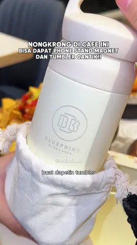⸻ ✨ Blueprint Bites & Brew makin kece! ✨ Sekarang lantai 2-nya resmi dibuka dengan konsep elegan & mewah — pas banget buat bridal shower, meeting kantor, atau ulang tahun 🎉 🌟 Menu spesial yang wajib dicoba: 🥗 Nachos renyah dengan isian daging & alpukat melimpah 🍲 Fish Katsu + kuah Soto — seasonal menu unik cuma ada di Agustus! 🧋 Earl Grey Ice Ball Milk Tea yang cantik & segar 🍨 Gelato by Tomaseli (Pistachio & Burnt Cheesecake = ❤️) 🎁 Periode 8–10 Agustus: • Min. belanja 150K++ ➡️ dapet Phone Stand Magnet • Min. belanja 300K++ ➡️ dapet Tumbler cantik + free refill kopi setiap Senin di September ☕ 📍 Yuk rasain pengalaman makan beda di Blueprint Bites & Brew — duduk manis, nikmatin, bawa pulang hadiahnya! #pik #food #kuliner 
