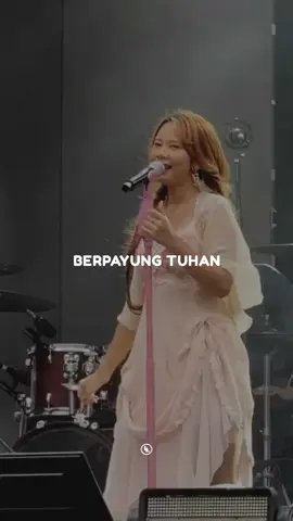Live perform ' Nadin Amizah #berpayungtuhan #nadinamizah #laguviral #liriiklagu #liriklagu  Cr : @amizahnadin  Source TikTok : @bungaamaness 