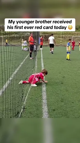 I think he just wanted to join in 😂 #sundayleague #grassrootsfootball #baller #funny #footymemes #soccermemes #wholesome #foryou #fy #4u #trending (Via ViralHog)