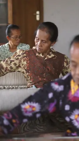 dari tanah tuban lahir kain gedog — tenun tradisional yang seratnya kasar tapi justru bikin jatuh hati. tiap helai benangnya disiapin dari kapas yang dipintal sendiri, hasilnya hangat, jujur, dan penuh cerita. Cr: @kammara  #WonderfulIndonesia #ExploreTuban #GedogTuban #DiIndonesiaAja #KainGedog