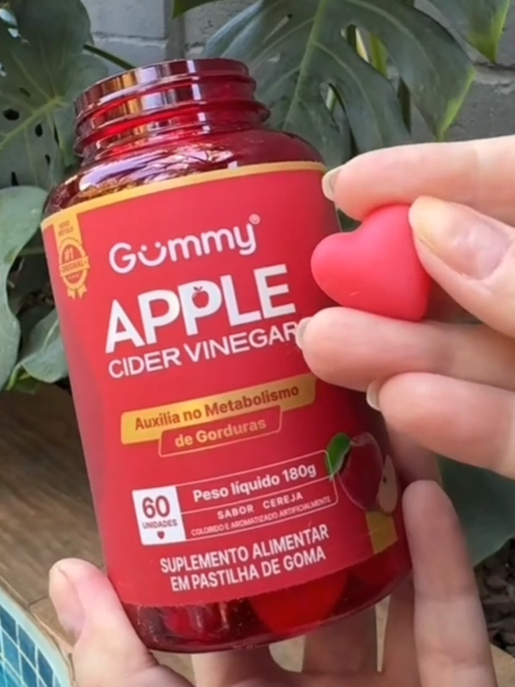 Gummy hair Original Apple além de super saborosa auxilia na manutenção do seus cabelos pele e unhas mais saudáveis, aproveite a promoção clica no carrinho laranja 🧡 e garanta já a sua 😉. . . . . . #vidasaudavel #fyp #suplemento #tiktokshop #gummy #hair #unhas 