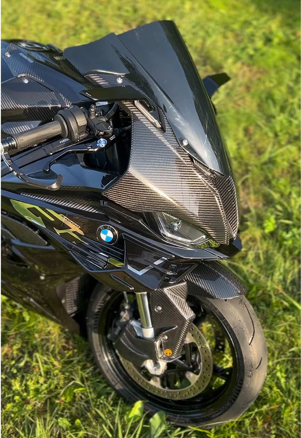 Clean for the sunset 🧼 #bmw #s1000rr #fyp #carbonfiber #moto #Viral #bike 