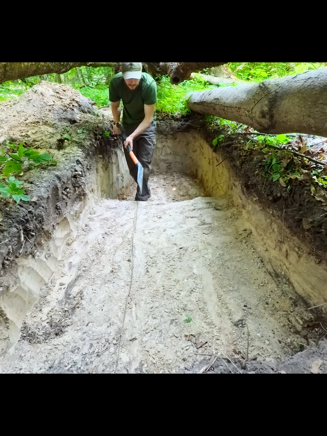 Utilize natural clay layers as underground shelters #bushcraft #shelter #survival #camping #campinglife #survivor #satisfying #asmr #fypシ゚