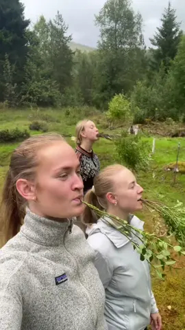Out on a trip never angry #norwegianhiking #friends #grass #fyp 