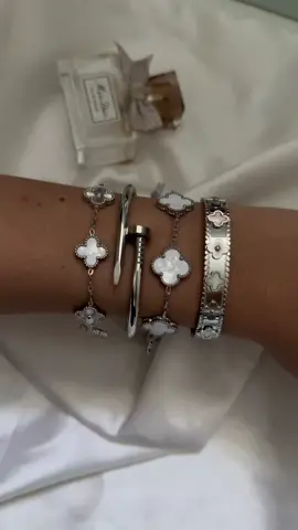 Changing to gold was the best decision 💫⚡️🌙✨ #jewelry #silvertogold #jewellery #braceletstack #braceletstacks #viral #fyp #goldjewellery #goldjewelry #goldaesthetic 