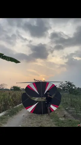 Orang jelek main layangan aja😄