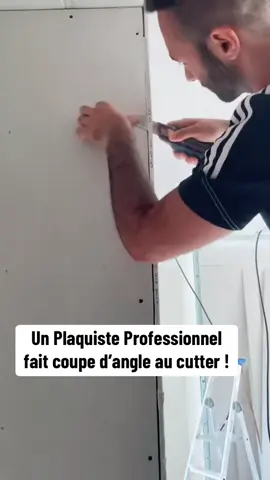 #pourtoi #un #plaquiste #professionnel #fait #une #coupe #dangle #au #cutter #chantier #angle #apprendre #propre #travaille #placo #turc 