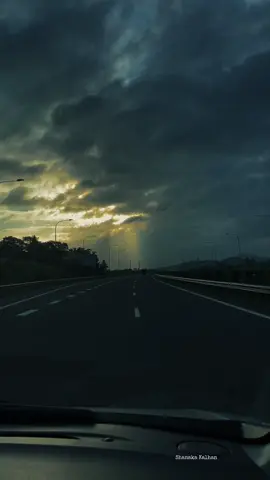 ලස්සනම අහසවල් තියෙන්නේ Highway එකේ.. 🌚☁️🌪️🌫️🩶 #skylover #nature #travel #viral #dark #darksky 