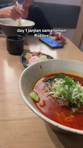 sama-sama suka makan ramen tapi pas ketemu introvert😭
