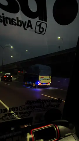 kenapa lebih memilih di tinggalkan daripada meninggalkan? karena dulu pernah berjanji untuk tidak pergi seperti apapun situasinya, dan pada dasarnya laki-laki harus bertanggung jawab atas apa yang di ucapkannya. anjaaaay 🤪 @UD SAYUR SAMAWA @HajiEgaa 