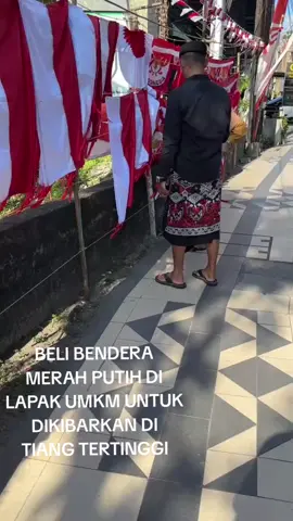 BELI BENDERA MERAH PUTIH DI LAPAK UMKM JALANAN, UNTUK DIKIBARKAN DI TIANG TERTINGGI. DIRGAHAYU RI KE 80 