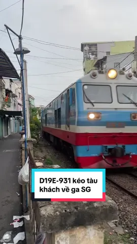 Về ga sáng sớm. Máy D19E-931 kéo tàu khách Bắc Nam vào Ga Sài Gòn dưới trời sáng sớm.  #DuongSatVietNam #VietnamRailways #D19E #locomotive #railway #TauHoa #Train #VietnamTrain #VideoDuongSat #railways #GaSaiGon 