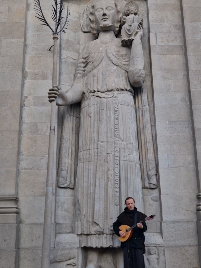 🎶 Singing Stella Splendens, a legendary medieval song from the famous manuscript Libre Vermell de Montserrat. Performing amidst the stunning atmosphere of the Duomo in Gemona, in front of a huge life-sized statue, which in our time we can interpret as the timeless grandeur of art. Gemona, Italy, 2025. #MedievalMusic #dhilt #sacredmusic #worship #medieval 