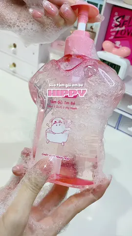 Dòng sữa tắm gội dịu nhẹ cho em bé mà các mom đang tìm kiếm nè #minanaunbox #suatamgoiembe #hippy 