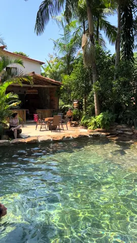 Sua casa no Paraíso ✨ Somos o primeiro sítio de locação com piscinas naturais privativa do ES e MG, um oásis em meio as montanhas cercada pela mata atlântica e cafezais. - Comodidades : - 1 Casa e 2 chalés climatizados.  - 6 Banheiros - cozinha ampla e 100% mobiliada - Tv e Internet  - campo gramado e área de pesca  - Área externa gourmet com churrasqueira  -  fogueira de chão no jardim  -  Deck com vista para as montanhas. - Balanço do infinito com linda vista. - Cachoeiras no Parque Nacional do Caparaó. - passeios de Jeep é quadriciclos na região.  - cozinheira disponível para contratar.  Observações:  - temos pacotes de 10, 15 e 20 pessoas, crianças ate 7 anos acompanhadas dos pais não entram nesta contagem.  - Somos Pet Friendly (com algumas condicionantes)  - Mínimo de 2 diárias finais de semana e 3 durante a semana (feriados valores sob consulta) 💰 Consultar Valores pelo WhatsApp.    #viagensincriveis #lugaresincriveis #piscinasnaturais 