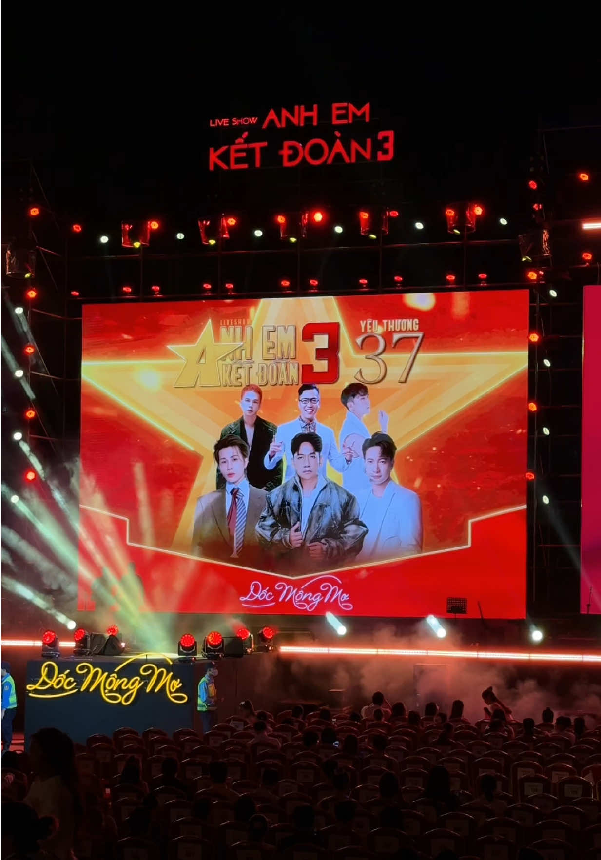 yêu chị @Hiên Hoàng with @Dốc Mộng Mơ  thay mặt con dân Nghệ An xin cảm ơn ekip của Anh Em Kết Đoàn 3  và các nghệ sĩ 🫡 #jack #JackJ97 #csbehien #duymanh #docmongmo #stsonthach #duongedward #hoangton #tuanhung #J97 #AnhEmKetDoan3 #DomDom  #anhemketdoan #nhacjack 