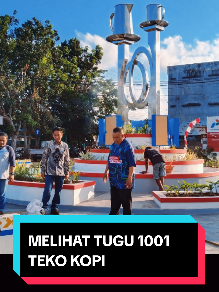 Pak Wabup saat memonitor pengerjaan Tugu 1001 Teko Kopi di Kawasan Pasar Manggar.  Pembangunan ulang tugu ini menjadikannya lebih gagah, tinggi, dan mewah serta cocok untuk jadi spot foto baru bagi masyarakat. Tugu ini akan jadi salah satu icon baru Kota Manggar. Sabar tunggu sebentar lagi, Tugu ini akan segera diresmikan. #kamarudinmuten #khairilanwar #beltim #nyamanbekawan #beltimnyaman #beltimberkemajuan #beltimnyamandanberkemajuan 