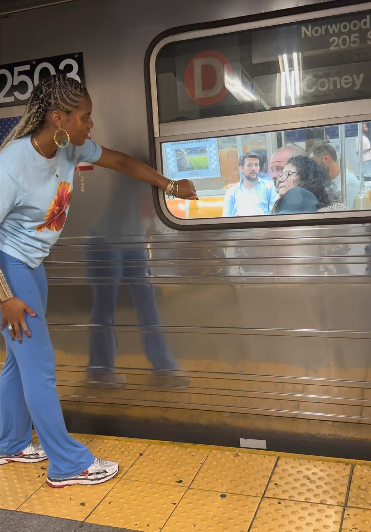 Spreading love in NYC ⭐️ #trending #fyp #viral #viralvideo ( shirt from ➡️@MYSTIC ★ )
