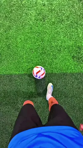 Easy nutmeg trick 🎯⚽️ . . #football #Soccer #footballskills #reels #tutorial #foryoupage❤️❤️ #viralvideos #1millionaudition 