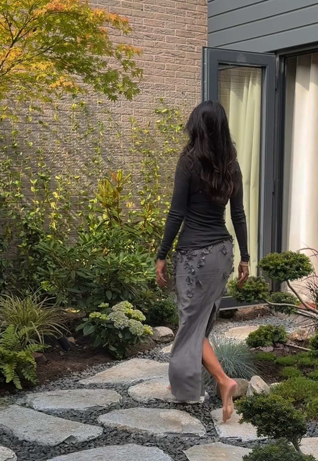 A lot of sweat, tears and hours went into this project, but I couldn't be happier with the result. I did the design mostly myself but had some help to get started from some lovely people and asked a lot of questions to more experienced gardeners. What do you guys think? It's it a success?  #japanesegarden #japanesegardendesign #midcenturymodern #japanesecourtyard #cozyathome #cozy #gardendesign 