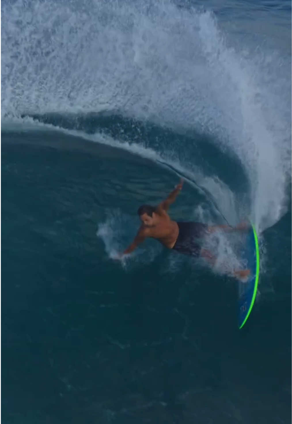 My 6.0 18 3/4 2 5/8 29L Next step by @pyzelsurfboards felt so good on rail. Filmed by @iantavares