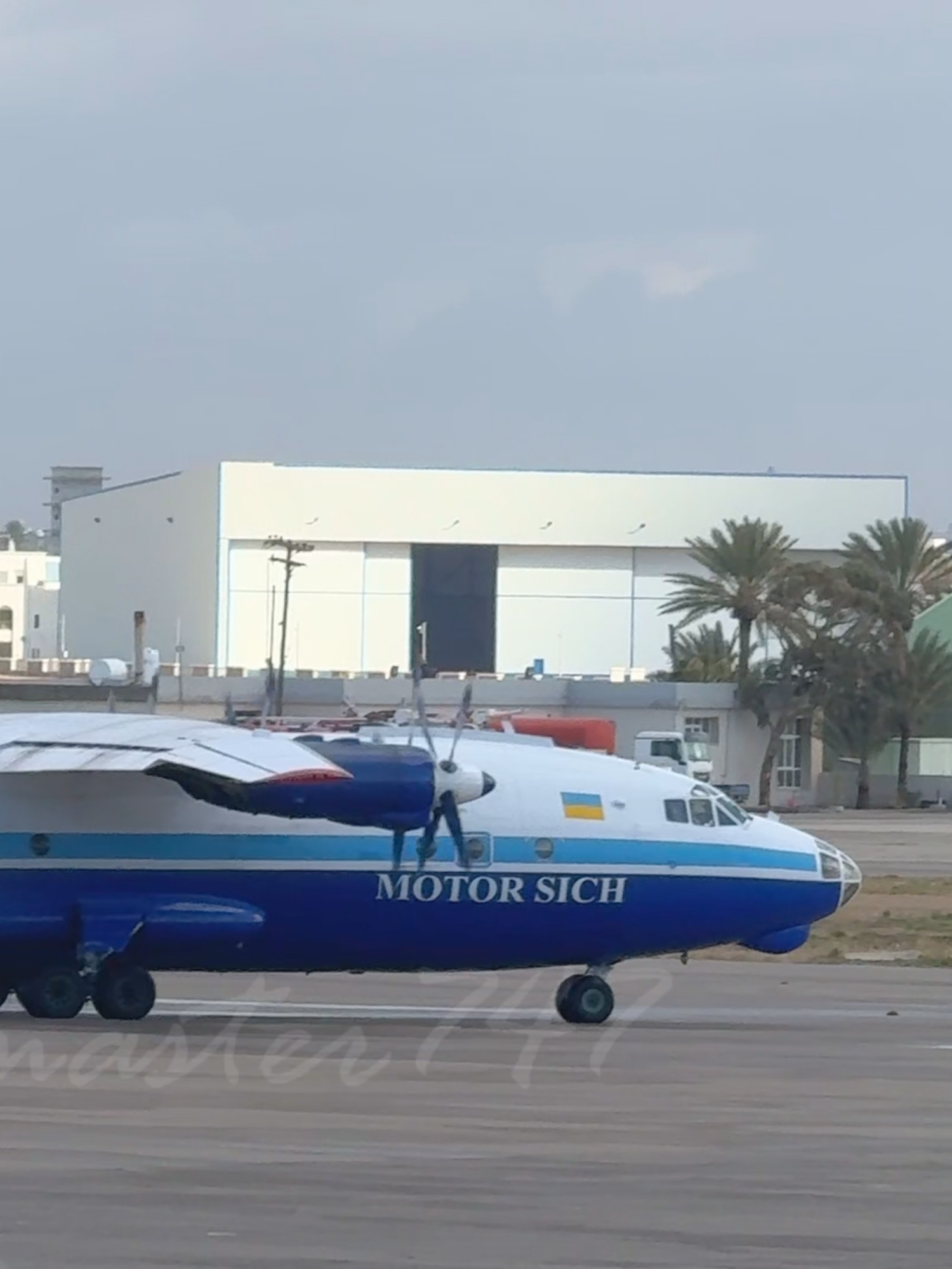 The Antonov AN-12B isn’t just taking off — 4 screaming turboprops, raw Soviet engineering, and a presence you feel in your chest. 🛫🔥 #Antonov #AN12 #UR11819 #TurbopropThunder #CargoBeast #PlaneSpotting #AvGeek #AviationPorn #AircraftAddict #SoundUp#abgloadmaster747
