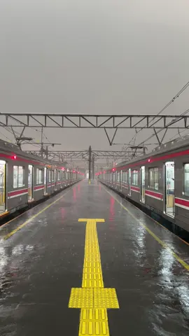 Hujan badai tetap diterjang,tdk menyurutkan niat untuk tetap mencari nafkah Sehat selalu buat kalian pejuang keluarga #kerja #pejuangrupiah #stasiun #bogor #peron #keretaapi #krl 