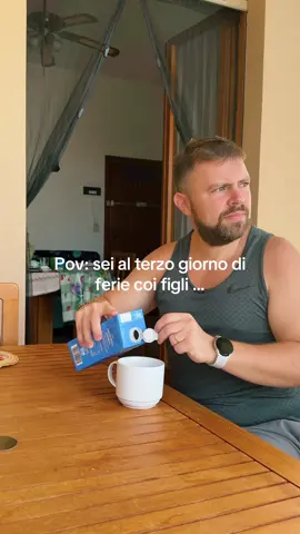 Ammettiamolo😅 Caro diario… … io e Danny ci stiamo chiedendo se è normale . Siamo al mare, ci svegliamo al solito orario : 6.45 nonostante vadano a letto più tardi. E da quell’ora è un continuo di richieste ! Manco il tempo di stendermi un secondo e uno dei due arriva , o per fame , o per pipì, o perché ha discusso ecc .. no stop! A stento riusciamo a rispondere ad un Wa. Mi giro e vedo le amiche che addirittura leggono 🤣 Dov’è il trucco?? Sono ancora piccoli? Poi arriva la stanchezza.. e tac , pez che pez. Posso dire che mi farei 161727 spritz al giorno? Raccontatemi come va, perché siamo già esauriti 🤣 ✈️ condividi il video se sono stancanze! #genitori #stancanza #vitadamamma #papá #maternitàonesta #momlife #parentlife