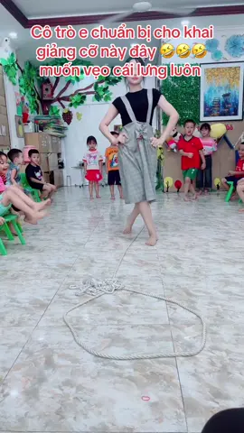 Văn nghệ cỡ này có được khán giả  vỗ tay ko cả nhà hhh. Cô trò muốn vẹo cái lưng luôn 🤣🤣🤣 #xuhướng  #côgiasomaafmnon  #luôn_tạo_cảm_hứng_tới_các_con 