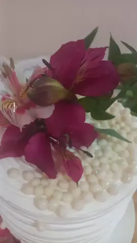 bolos em chantilly,pasta americana  ou ganache ficam glamurosus por igual,usando as flores naturais como topo decorativo. elas encantam,dão leveza e levam  glamour ,a qualquer cenário. envie-nos seu orçamento, vamos juntos elaborar seu dia especial, da forma linda que você merece!!! #bolosflorais #bolocomfloresnaturais #bolosedocesparaaniversariorj #docespraçaseca