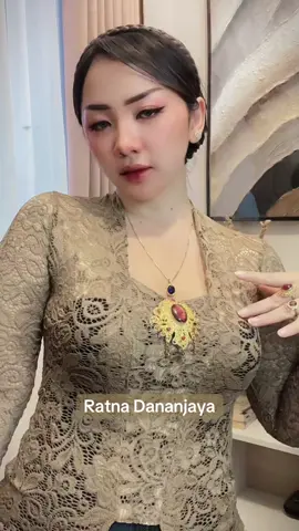 #kebayaratnadananjaya #kebayawisuda #kebayabali 