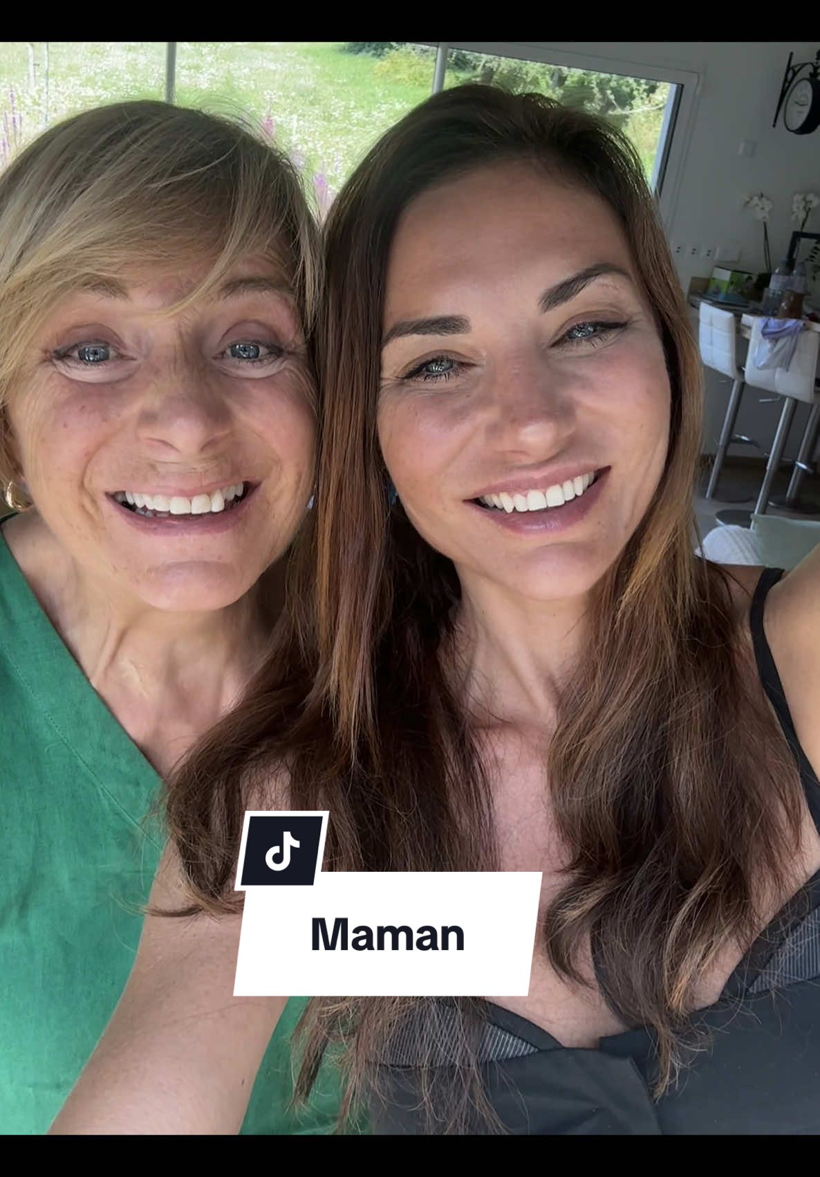 Une mamie c’est celle qui câline qui fait des gâteaux et qui dit OUI… Et ça les enfants il l’ont bien compris… #mamie #Love #familytime #enfant #cadeau #Oui #maman 