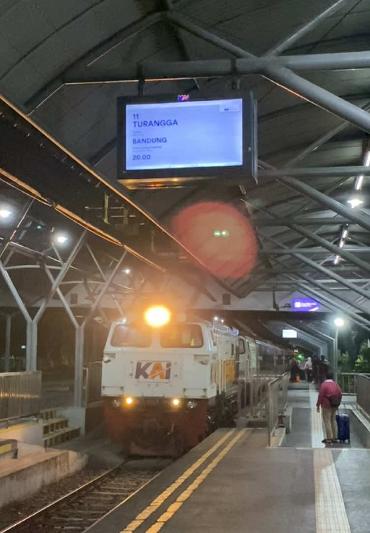 King malam jalur selatan lagi dipersiapkan di stasiun pemberangkatan awal😌 #kai #kaiaccess #kereta #keretaapi #keretaapiindonesia #katurangga #panoramic #turanggapanoramic #bandung #surabayagubeng 