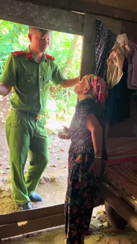 Mỗi lần qua là bà lại dúi đồ mang về từ chối cũng không được 
