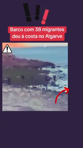 Trinta e oito migrantes desembarcaram sexta-feira em Vila do Bispo, no Algarve. Chegaram numa pequena embarcação de madeira provenientes de Marrocos. O alerta foi dado pelas pessoas que estavam na praia da Boca do Rio.#foryoupage❤️❤️ #fyp #foryou #noticias #2025 #portugal🇵🇹 #tik_tok @re@Ltokis.pt @re@Ltokis.pt @re@Ltokis.pt 