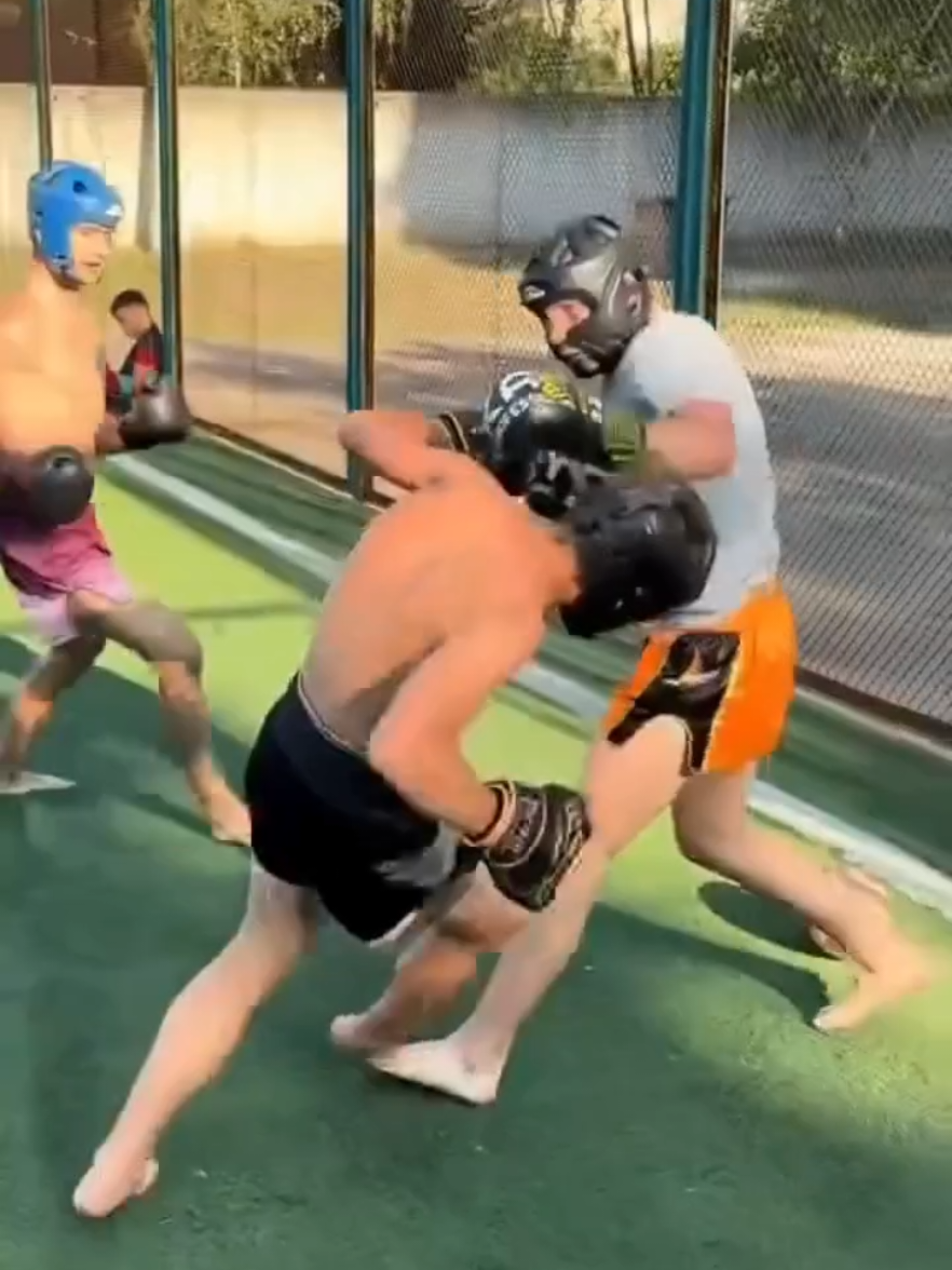⚽🥊 Llega el 'Footbox', la nueva variante del fútbol que circula en redes 😂 Entre golpes y puñetazos, hay que regatear y marcar gol, algo que parece bastante difícil  😁 ¿Os animaríais a jugarlo? ⁉️👇 #futbolentiktok #tiktokfootballacademy #deportesentiktok #box 