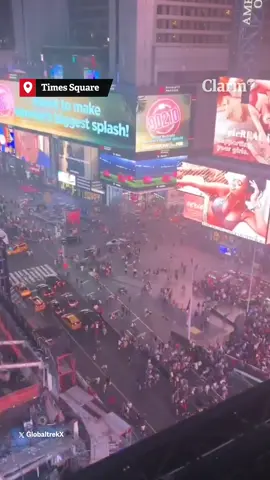 Tiroteo y pánico en Nueva York: un adolescente abrió fuego y disparó a tres personas en Times Square Hace algunas horas en Nueva York el icónico Times Square se convirtió en el escenario de una corrida masiva luego de que todos los que paseaban por la zona escucharan disparos. El tiroteo tuvo lugar alrededor de la 01:20 de la madrugada, hora local, en la intersección de las calles West 44th Street y 7th Avenue. Todo ocurrió luego de que 