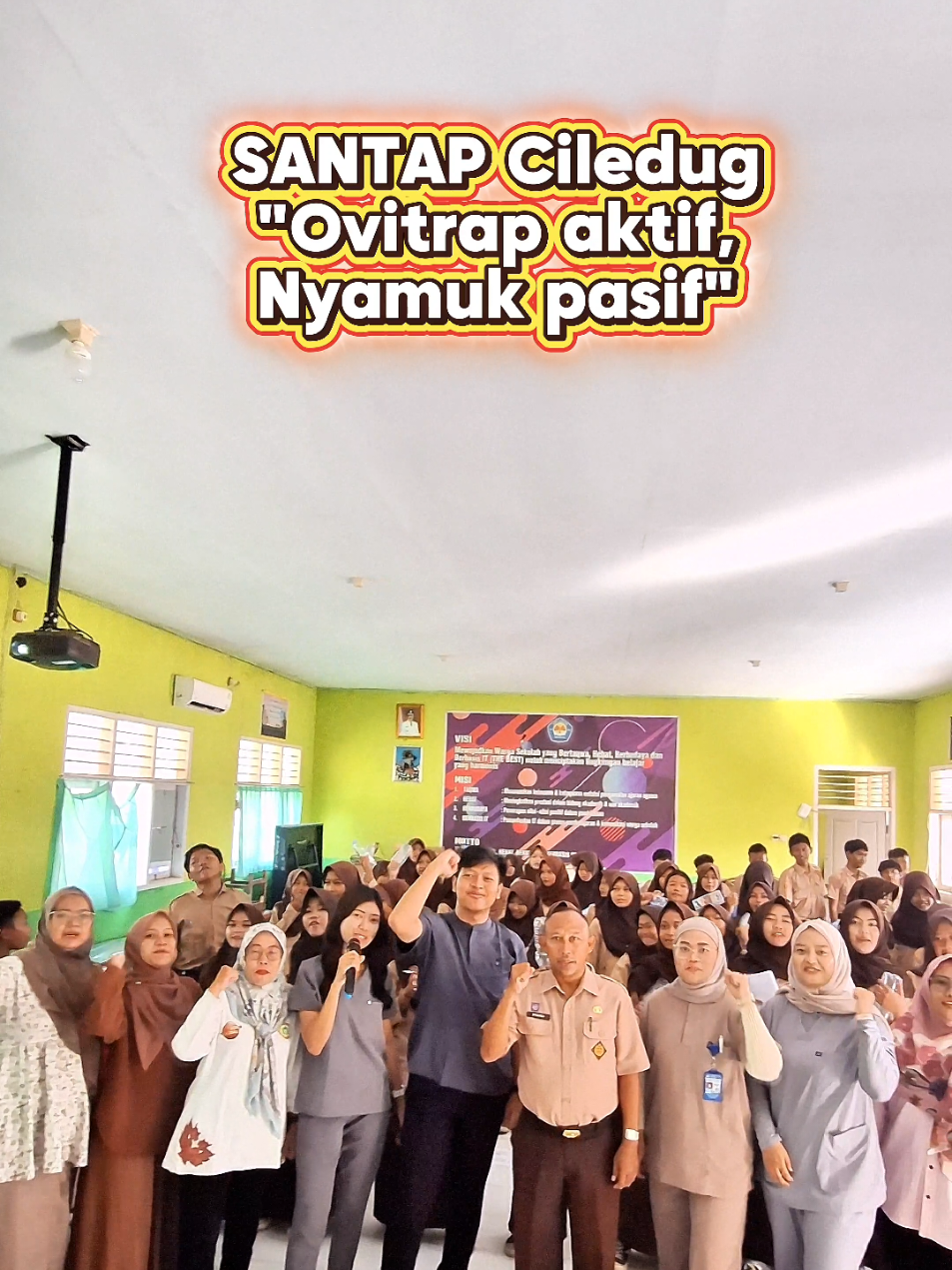 Dokumentasi SANTAP Ciledug di SMP Negeri 2 Ciledug. Bekerjasama dengan Lintas Sektor dan Lintas Program 😍😍😍 SANTAP Ciledug merupakan kegiatan inovasi para Dokter Muda @fk_ugj untuk mencegah penyakit #demamberdarahdengue 🥰🥰🥰 Terimakasih dan Salam sehat 🩷 #puskesmasindonesia  #puskesmas  #cirebontimur  #cirebon  #kabupatencirebon  #ayosehat  #cegahdbd  #ayopsn3mplus  #penyakitdemamberdarah 