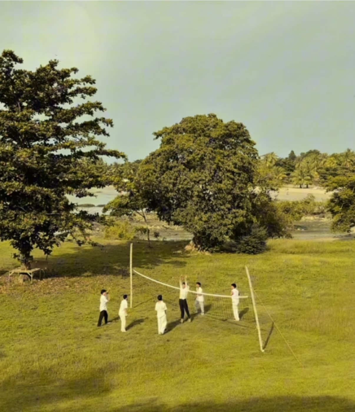 Sa paglipad ng saranggola, dala ang pangarap at luha, kaibigan ang ilaw sa dilim, gabay sa bawat pag-asa.  #Saranggola #benandben  #film #trend @Ben&Ben 