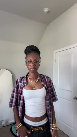 this outfit scratches my brain in the right wayy #foryoupage #fashioninspo #trendingvideo #fyp #nigeriantiktok🇳🇬 #fashiontiktok #styleinspo #outfitideas #outfitinspo #fashion #nigeriatiktok 