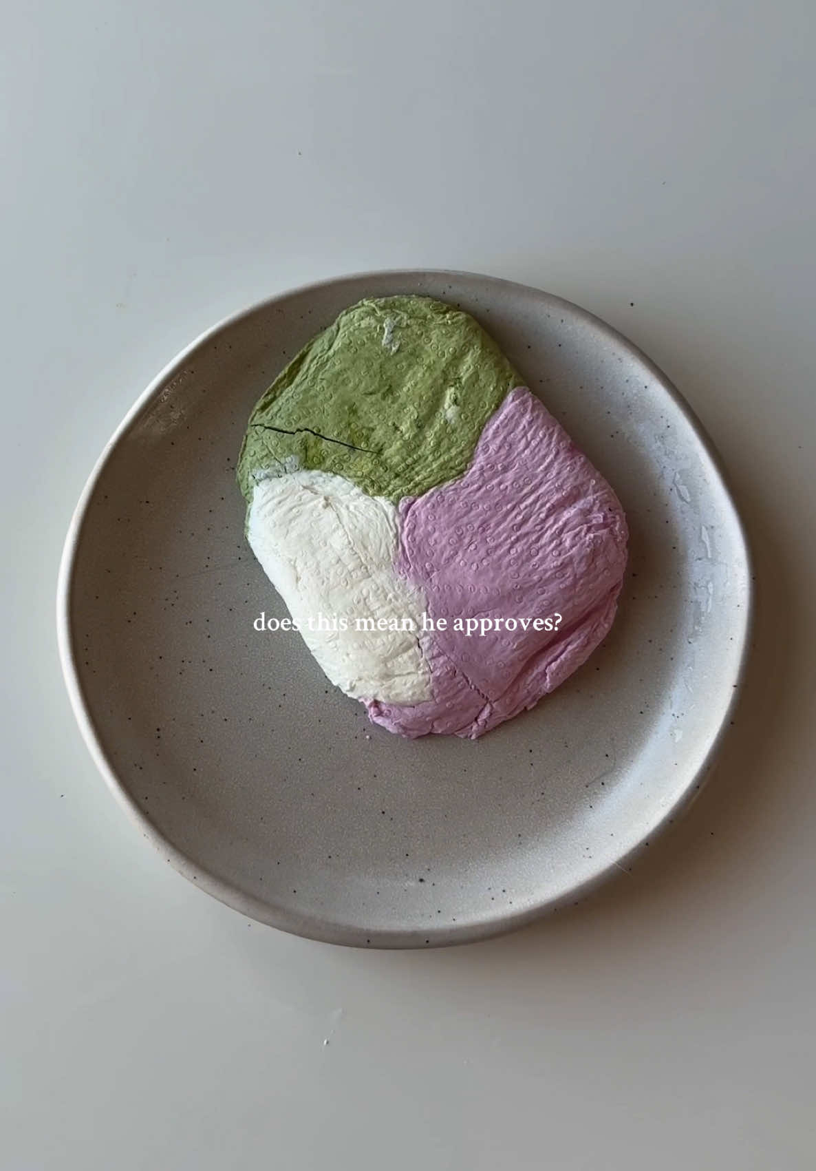 Oh? Dry yogurt shell with ube powder & matcha. Paired with vanilla protein sugar free ice cream, banana & peanut butter. The shell is made from crunchy dark chocolate. 1000/10 ig: @demylora #dryyogurt#thickyogurt#fage#greekyogurt#yoghurtbowl#ninjacreami 