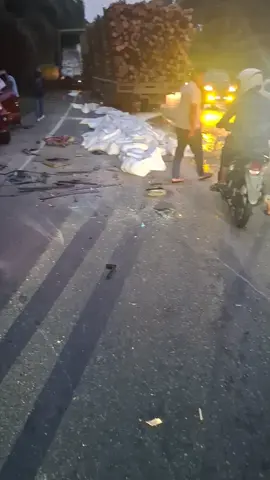 depan mata 🥹 jln lintas pku- pkln kerenci sblum simpang lagam.tidak ada korban jiwa #fyp#kecelakaan#pklnkerinci 