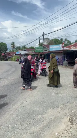 Luar biasa ibuk ibuk Panton semangatnya dalam rangka peusijuk masyarakat pulang dari umrah 🥰#peusijuk #umrah #umrahmemories #adataceh #fyp #17 #fyp #fypdongggggggg #fypシ゚viral🖤tiktok 