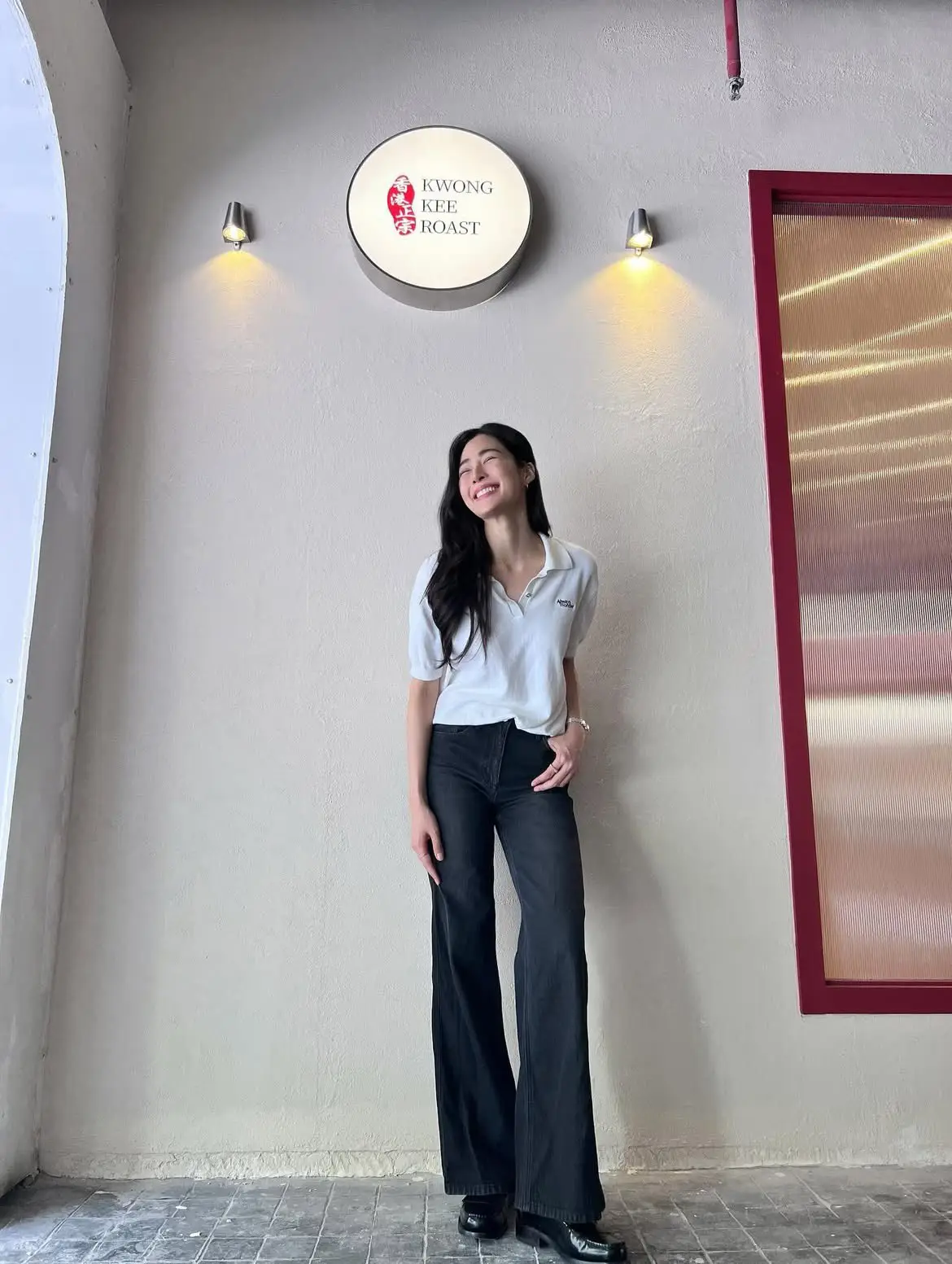 พี่หลิงเปิดร้าน Kwong Kee Roast แล้ววว ยินดีด้วยค่ะ 🥳🥳🥳 หมูแดงที่จริงใจและอร่อยที่สุดเท่าที่เราเคยทานมา ตอนนี้ขายผ่าน Grab เท่านั้น กทม. only  เปิดขาย 16:00-21:00 น. แต่ว่า 5 นาทีก็ปิดรับ order ชั่วคราวแล้ว เพราะยอดขายถล่มทลายมาก  ที่เห็นพี่ grab เต็มหน้าร้านและ 2 ฝั่งข้างทางนั้น คือ มารับ order ร้านพี่หลิงนะ 🥰 cr linglingkwong's ig and acc. on x #KwongKeeRoast  #SignatureCharSiu  #KwongkeeSignatureCharSiu  #หลิงหลิงคอง #Linglingkwong  @Lingling Kwong @kwongkeeroast 